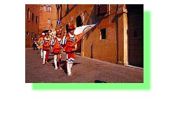 Défilé costumé dans les rues de Sienne